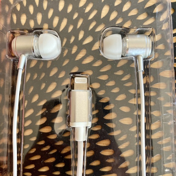 New In Box - Helix Ultrabuds High Fidelity EarBuds Lightning Connector - Picture 5 of 8